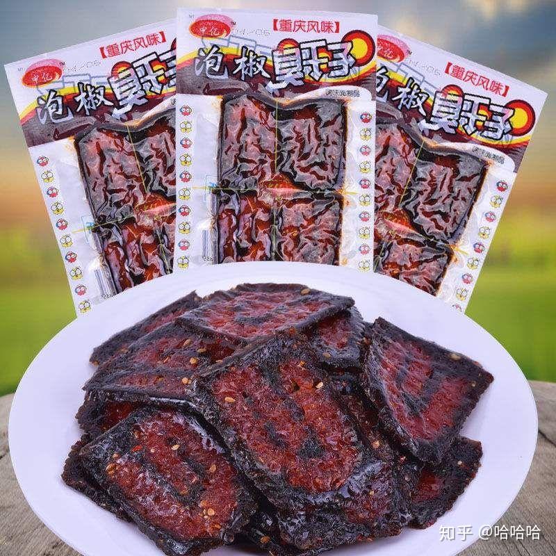 谁小时候吃的辣条圆圆的黑黑的一包里面有16个一行4个一共四行大概