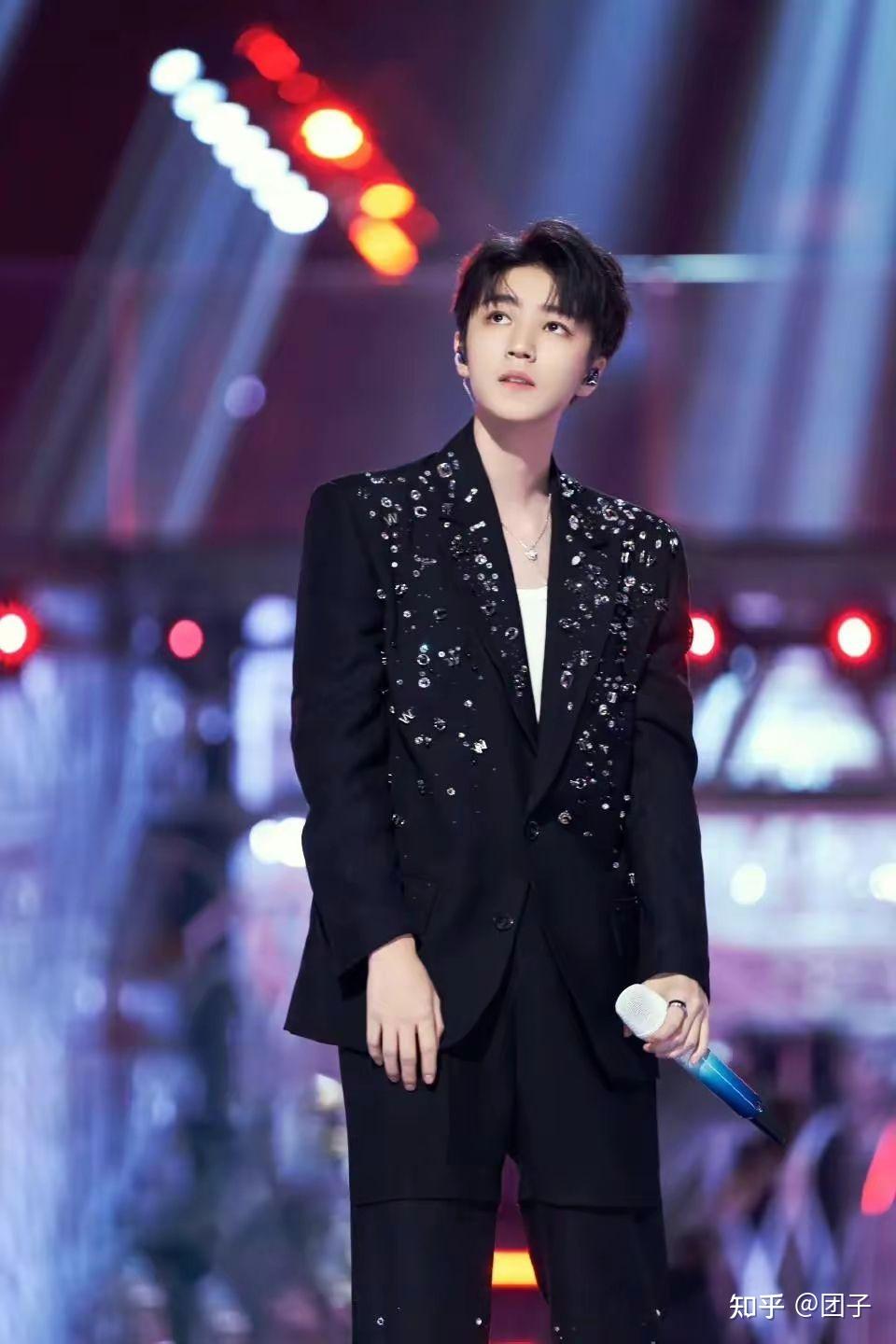 跨年晚会名场面:王一博赤脚跳舞,江苏台收音失败,周深成大忙人 - 知乎