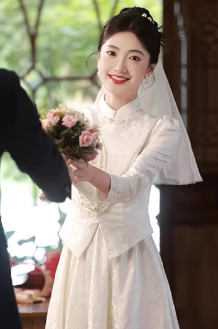 再乱选新娘敬酒服!这些点要注意(附各品牌婚礼敬酒服2024推荐,婚礼敬酒服怎么样?怎么选看这里)