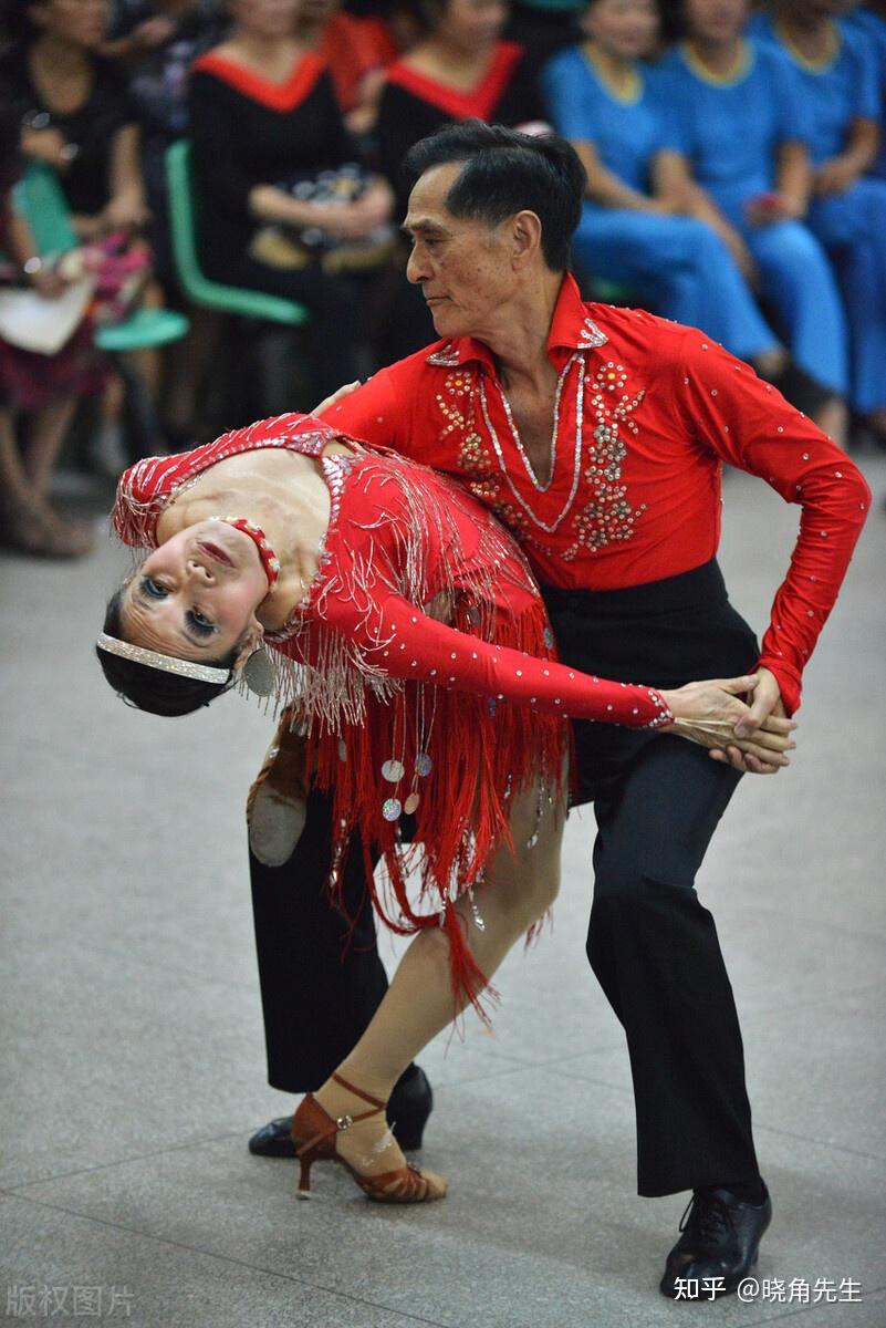 67岁男人:老伴走了退休金8千不够花,爱上跳交谊舞毁了我的余生