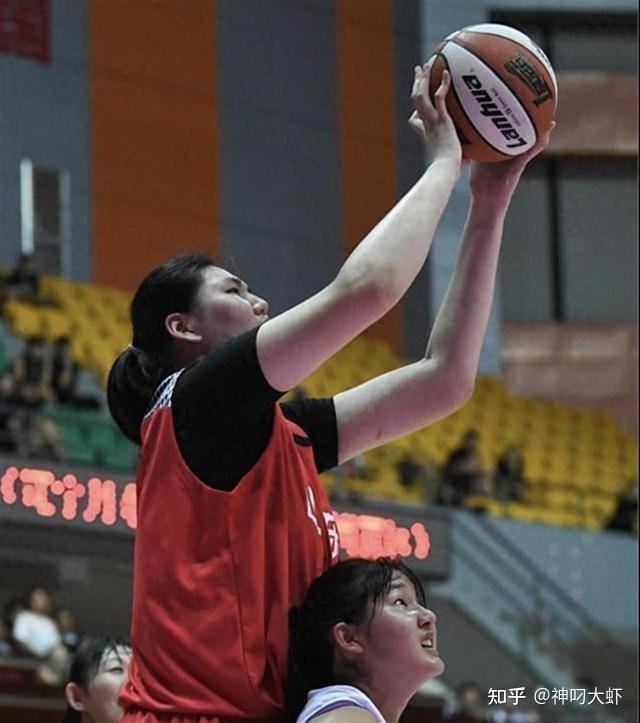 身高228米女版姚明入选u18女篮集训名单16岁姑娘张子宇