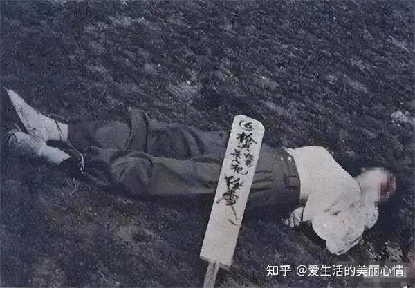 她被称为“最美死刑犯”，穿露脐装上路，行刑前突然张大嘴，特警心领神会 知乎