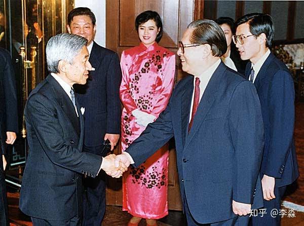 于是在1992年10月25日,平成天皇明仁实现了历史上对中国的首次访问,也