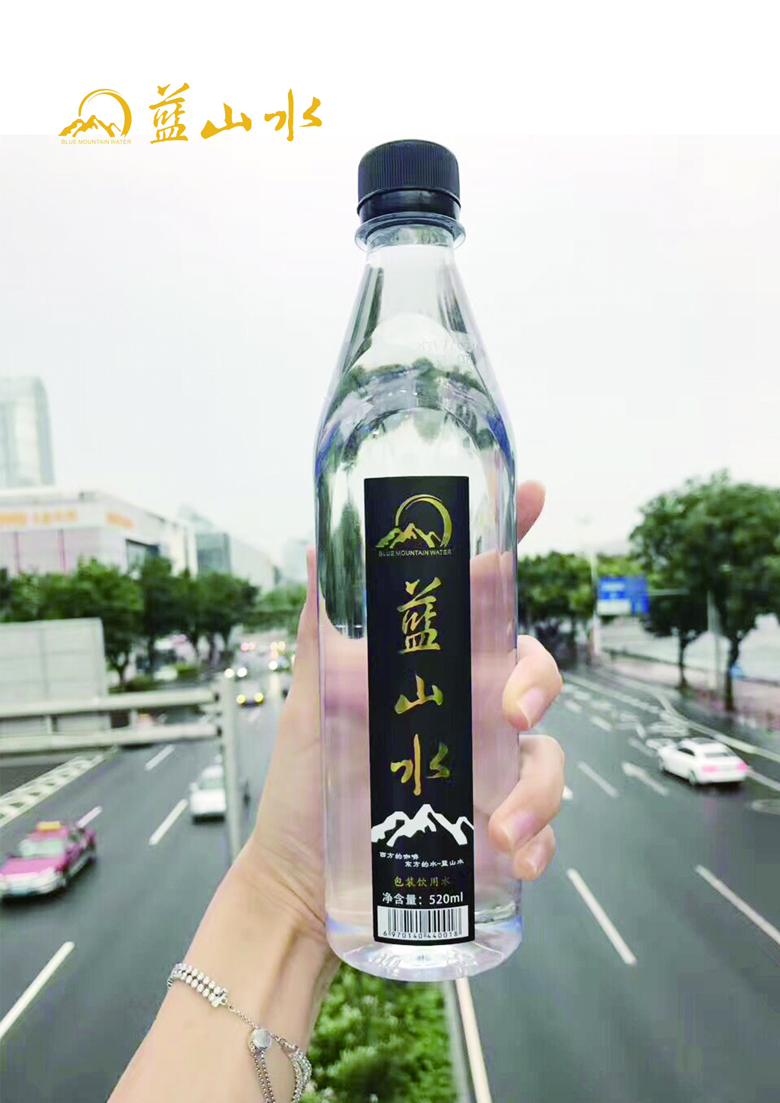 矿泉水订购进行到底,送货上门,我们应该多给他们关爱,送上冰镇蓝山水