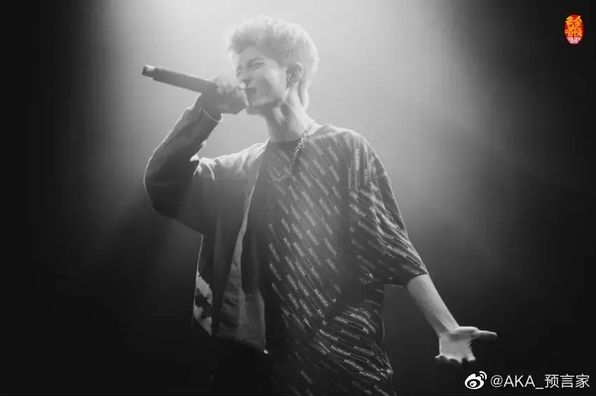 而这时,舞台上的主办方丁飞叫住了他,对他说:"我在你身上看到了我们