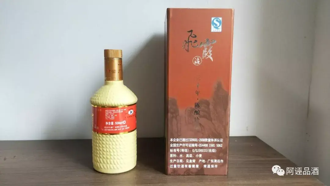 我的飞霞液地藏1995是20121107批次的产品,此酒倒酒闻香,是酱香,焦香