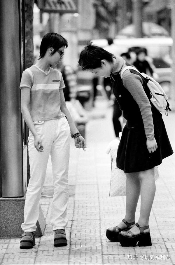 上世纪90年代,松糕鞋一度风靡全中国,所有时尚女性都人"脚"一双.