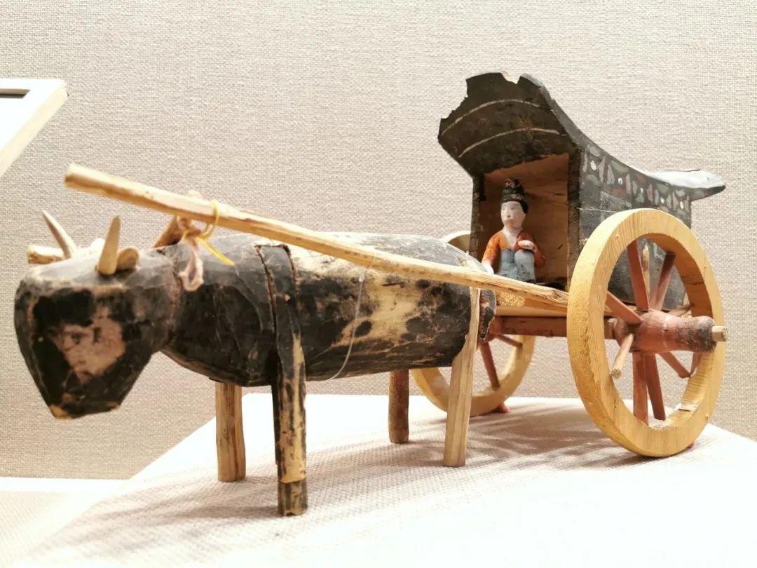 整件木牛车用木头雕刻而成,整件牛车用木头雕刻而成.