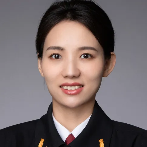 非法收录并置顶了其在校友录网站上传的个人账户头像,即个人证件照