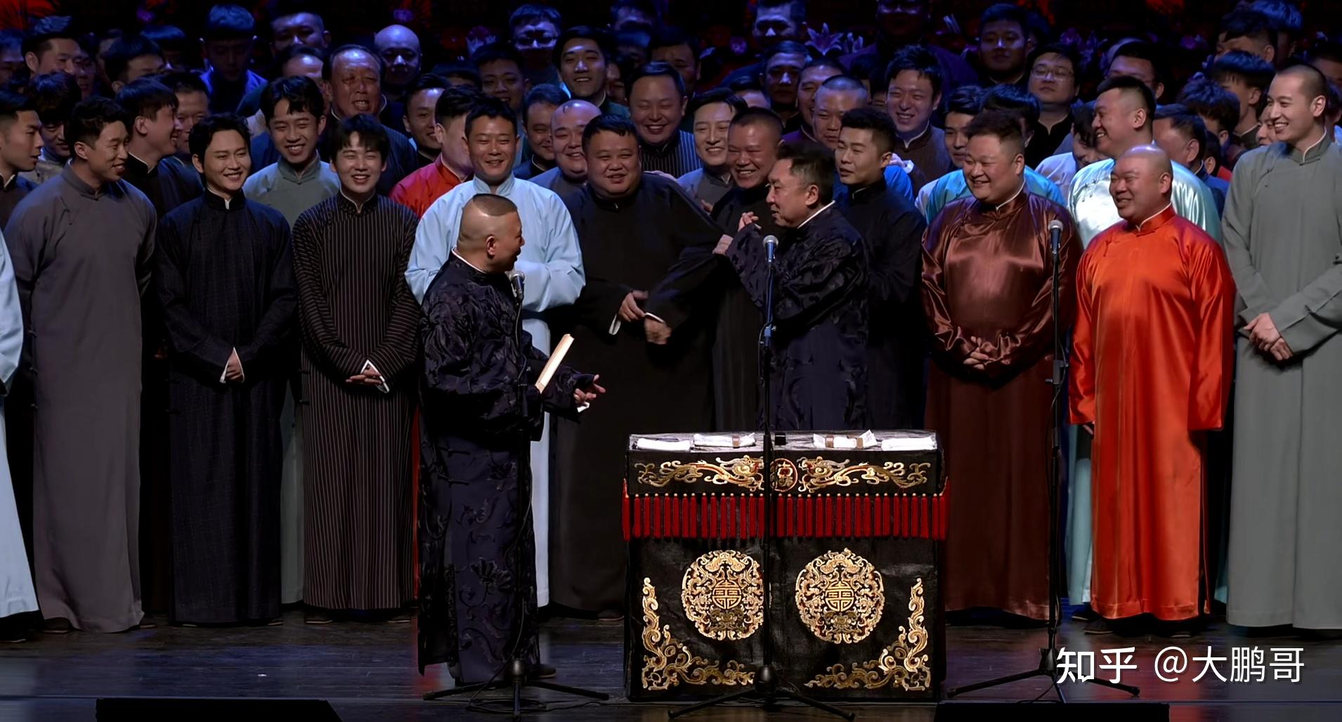 是德云社给买票的观众一种兑现,北展的现场火爆,门口的姑娘们,也是乌