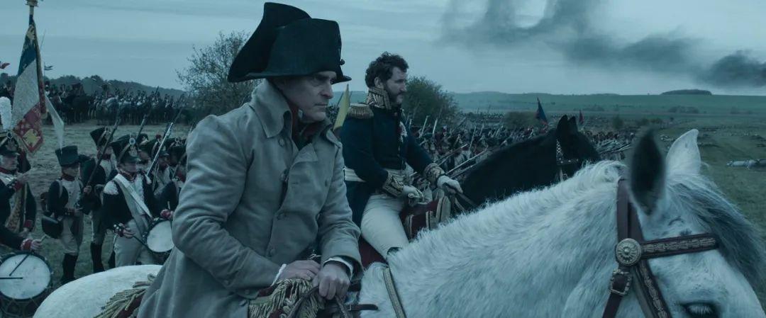 拿破仑的一生当然也不是一部电影可以讲完的,影片主要从两个方面讲述