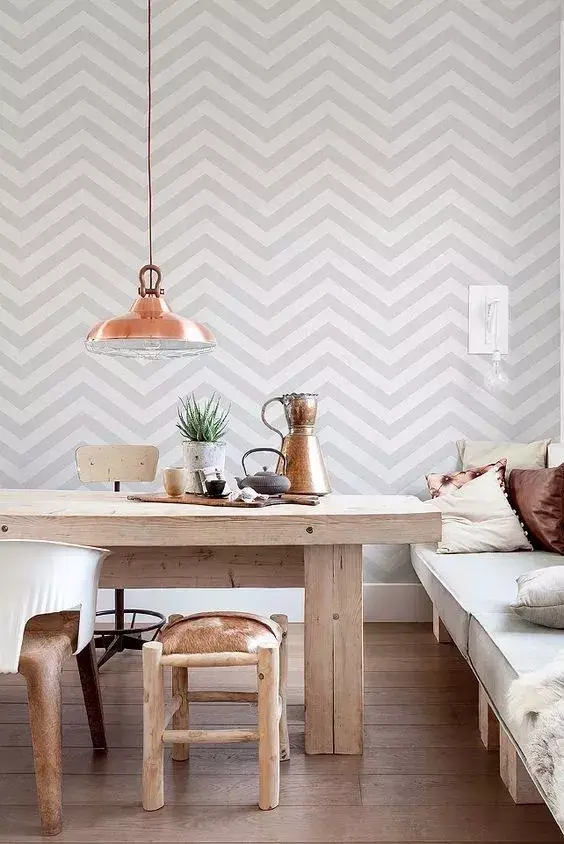 师傅贴墙纸到晚上10点 本以为敬业 谁知真相是这样 全网搜