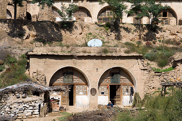 窑洞一般有靠崖式窑洞,下沉式窑洞,独立式等形式,其中靠山窑应用较多.