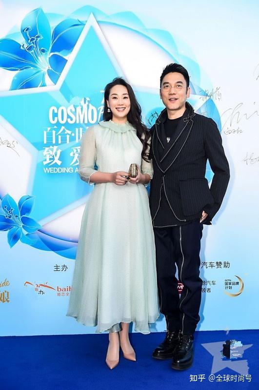 51岁林依轮和妻子同框妻子搭配浅绿长裙优雅风韵超模气质不减