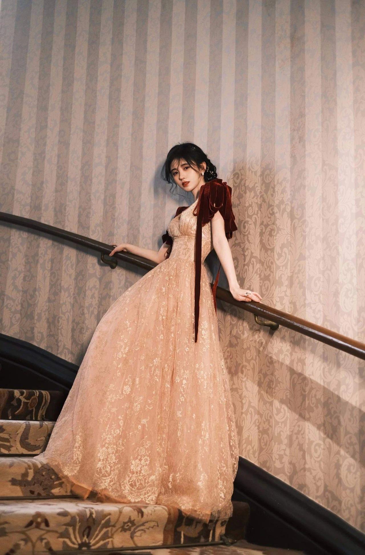 鞠婧祎壁纸粉金色礼裙配酒红色丝绒又是被小鞠惊艳到的一天