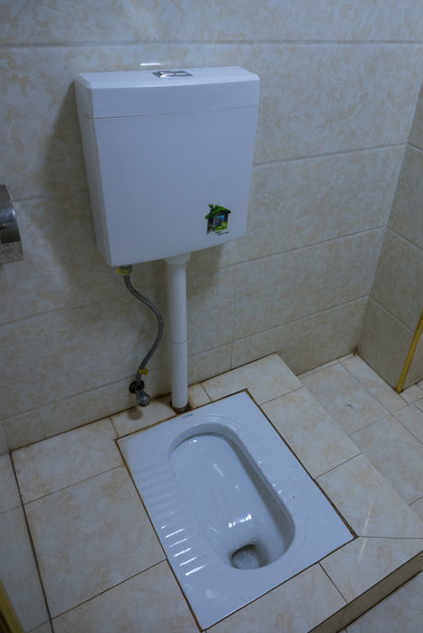 蹲坑 水箱,这里也有被坑的地方,之后再一起讲吧:开发商留的窗户密封不