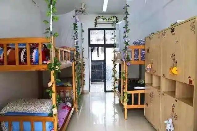 学校为所有高中学生提供住宿,按全市统一标准收费,学生宿舍装配了空调