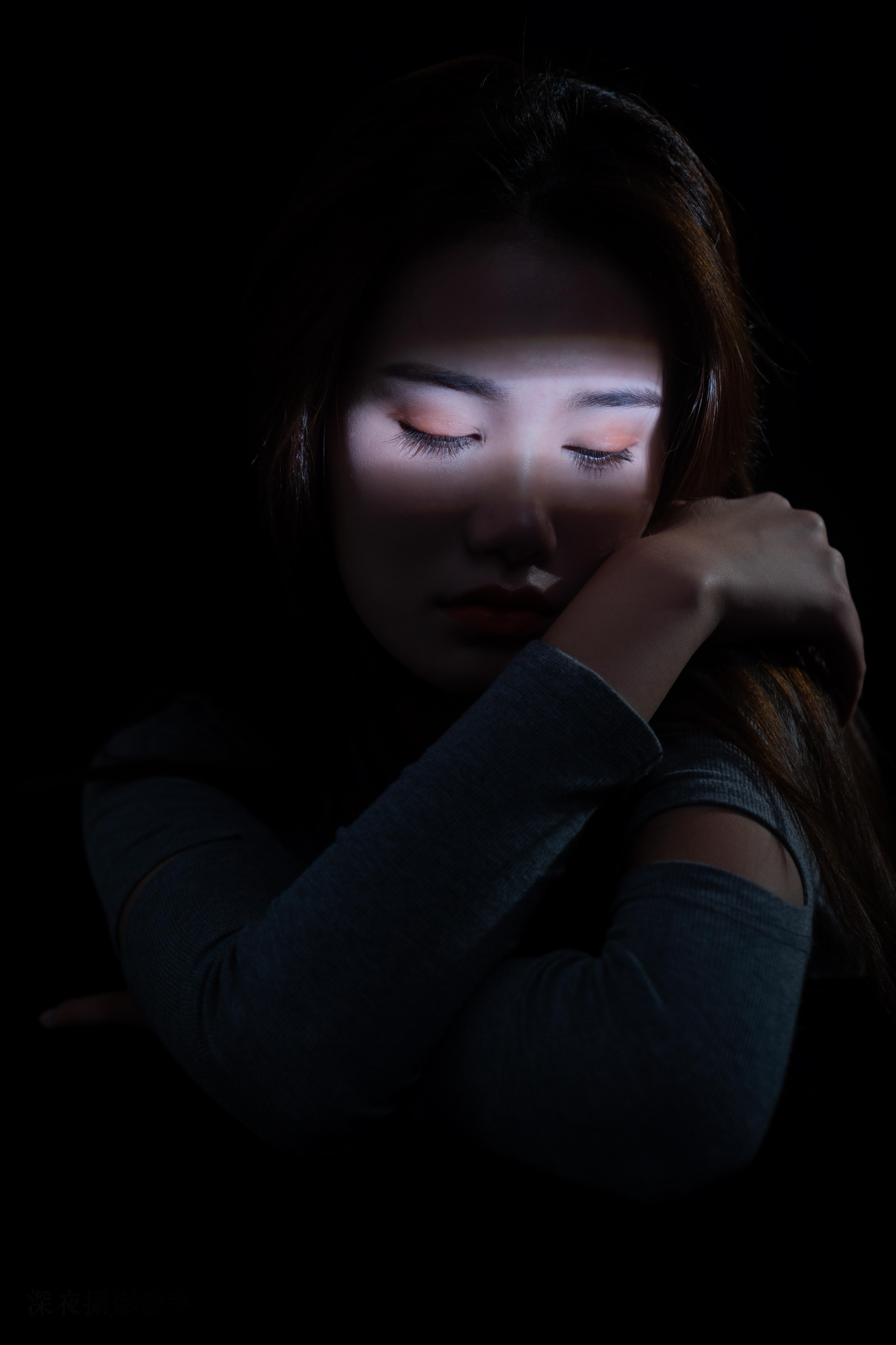 拍摄方式一很多朋友会问,刚开工作室是买白背景还是黑灰背景,还是买