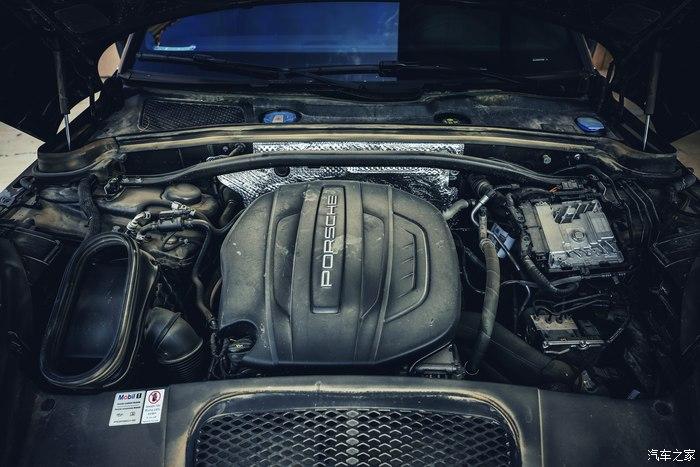 凶悍和性感保时捷macan与美女dancer的平行记录