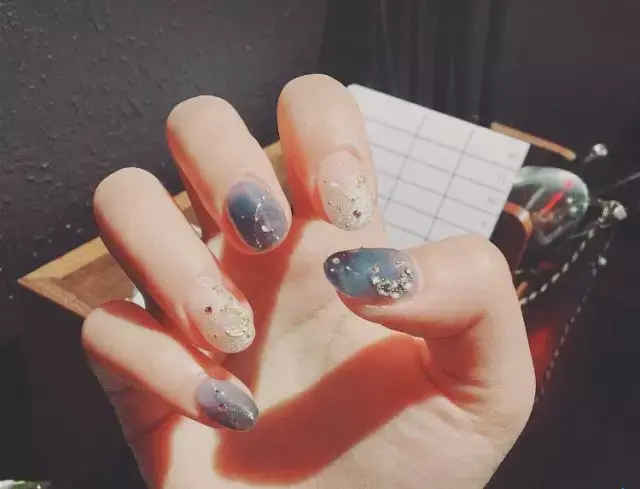 这里可能是最全的新年美甲集合了-新年美甲图片2021简单大方红色衣服