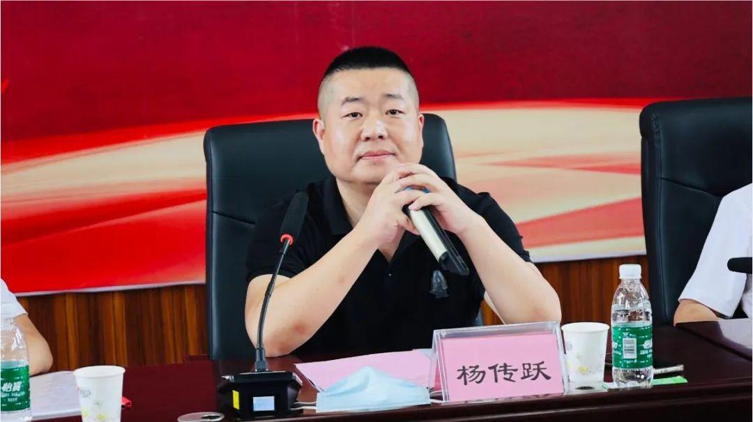 出席会议并发表重要讲话大丰中学校长杨堂松等新都一中实验学校校长
