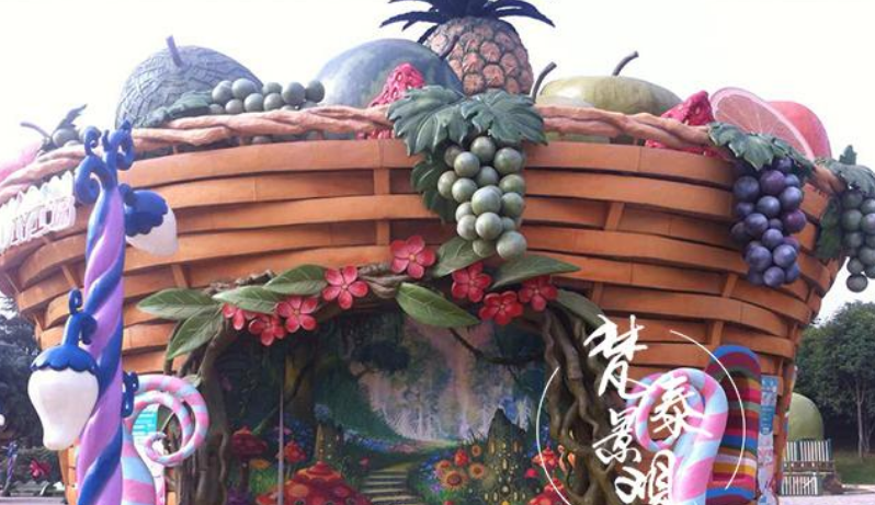 水果城堡——雕塑元素多而不杂,立体雕塑一花篮,一嘟噜一嘟噜的葡萄挂