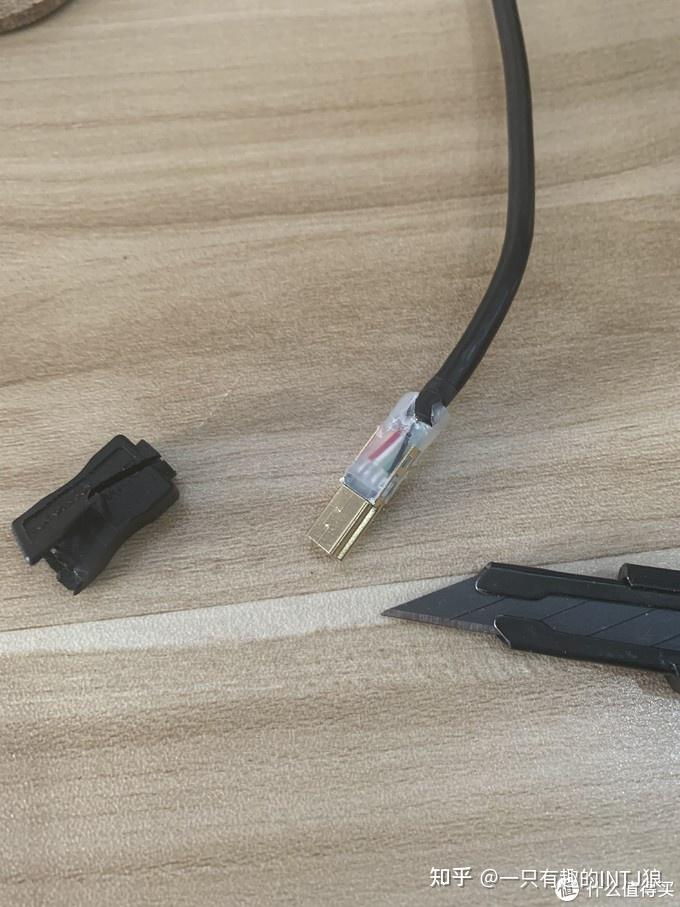 极简主义桌面隐藏式磁条收纳治好强迫症附49寸带鱼屏调节和好用软件