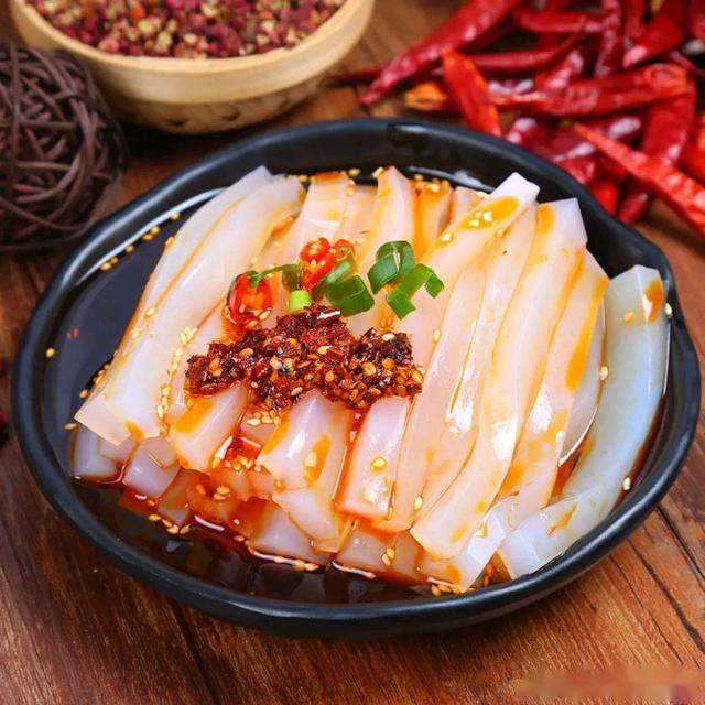 夏季消暑的美食之一,刮凉粉