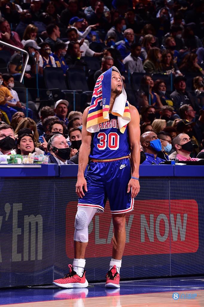 库里单挑格里芬命中三分职业生涯三分突破2900大关