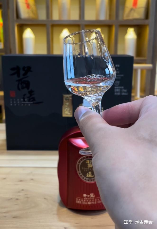 酱造 背标这是来自湖南湘窖酒业的,开口笑酱酒,叫酱造,53度500毫升