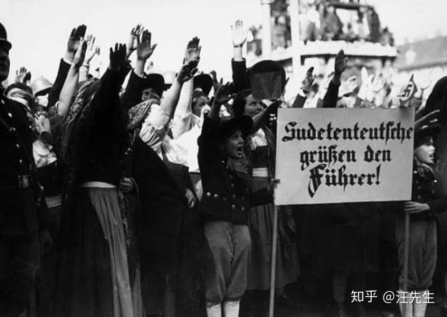老照片二战前夕德国吞并苏台德地区看看镜头之下恶魔的手势