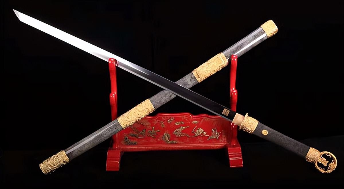 首先是出现最平凡的环首刀,这种武器在西汉时期被广泛列装,其特点为