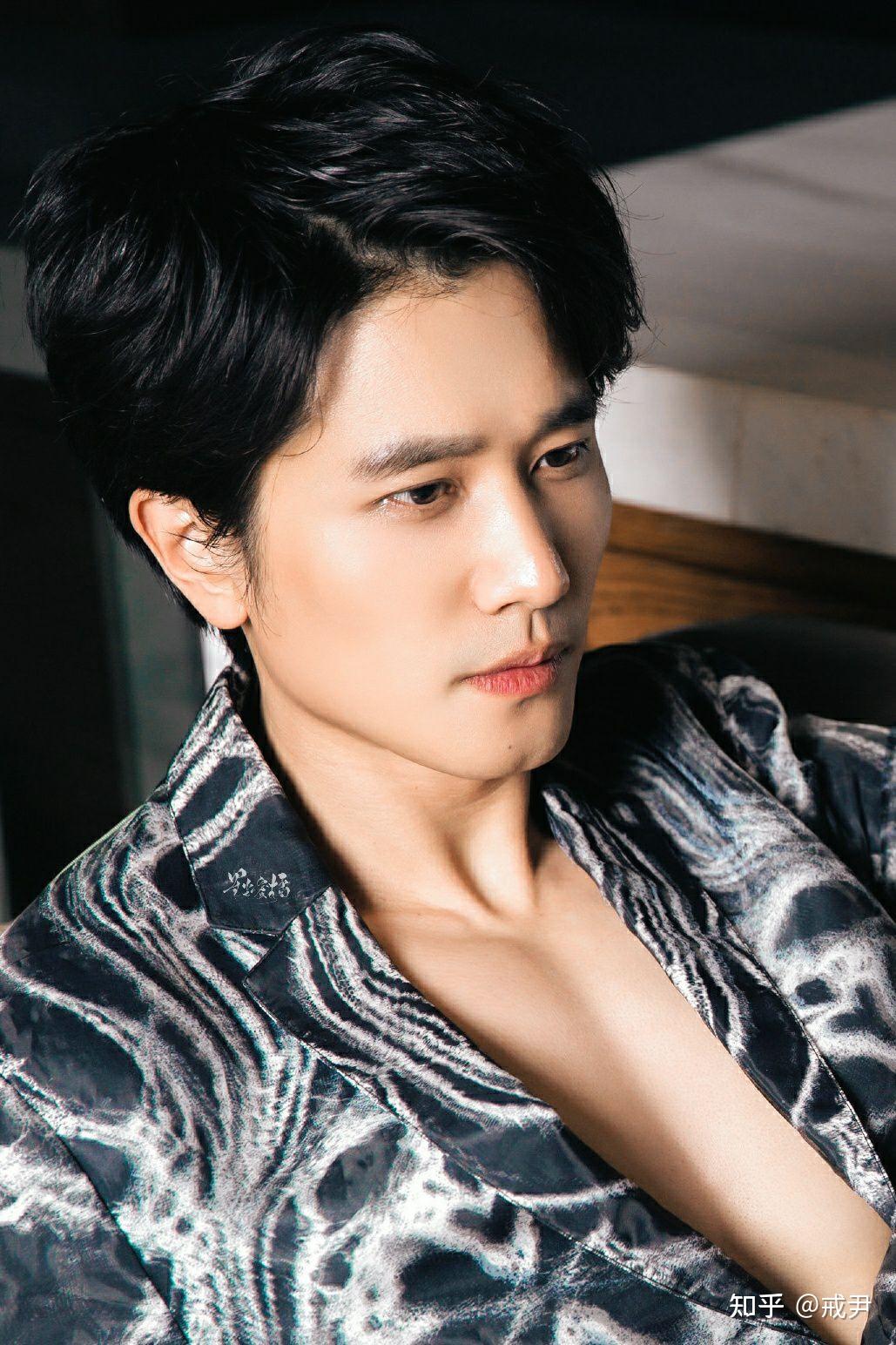 怎么评价彭冠英的颜我为什么get不到他的长相