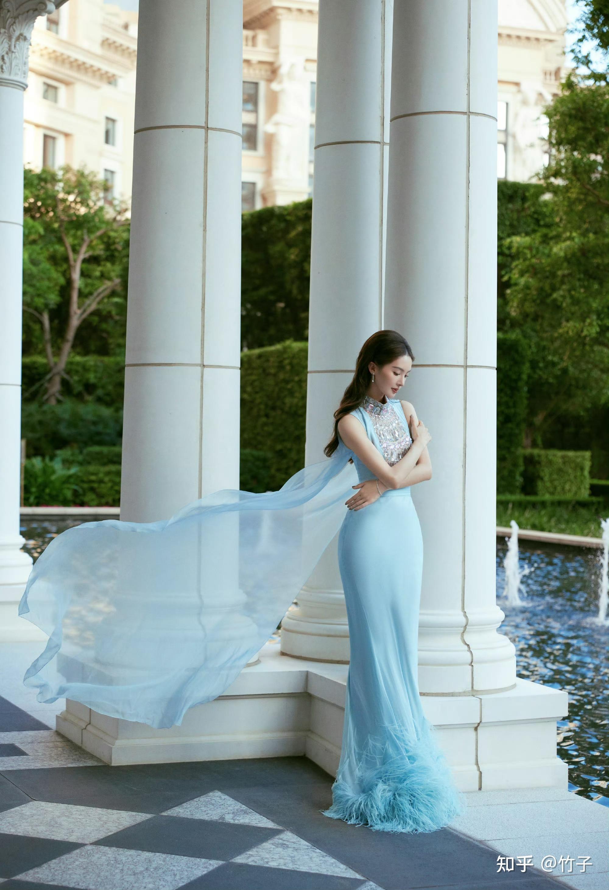 金晨最新美照大放送静谧蓝羽毛礼服裙曼妙飘逸高贵典雅金晨美