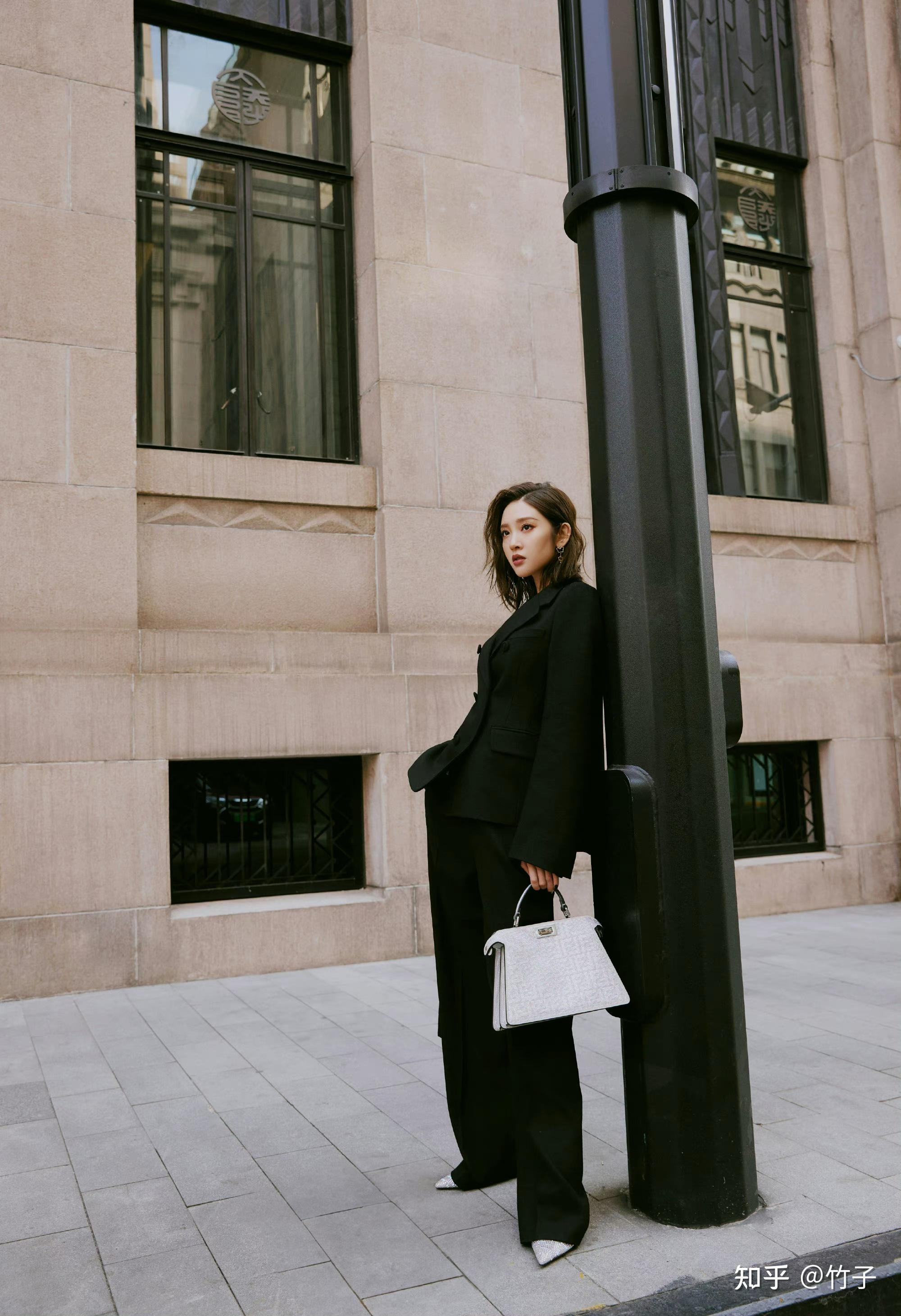 唐艺昕最新美照分享,黑西装微卷发轻熟妩媚又酷飒,唐艺昕好美啊