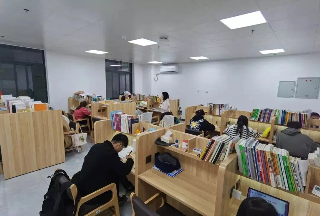 图书馆一角的你每一处都有崇高伟岸的灵魂每一处都是书中世界的净土