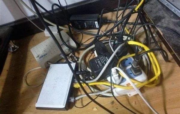 首先就是凌乱的走线,当这些插排插满线后,纵横交错的线条交叉在一起