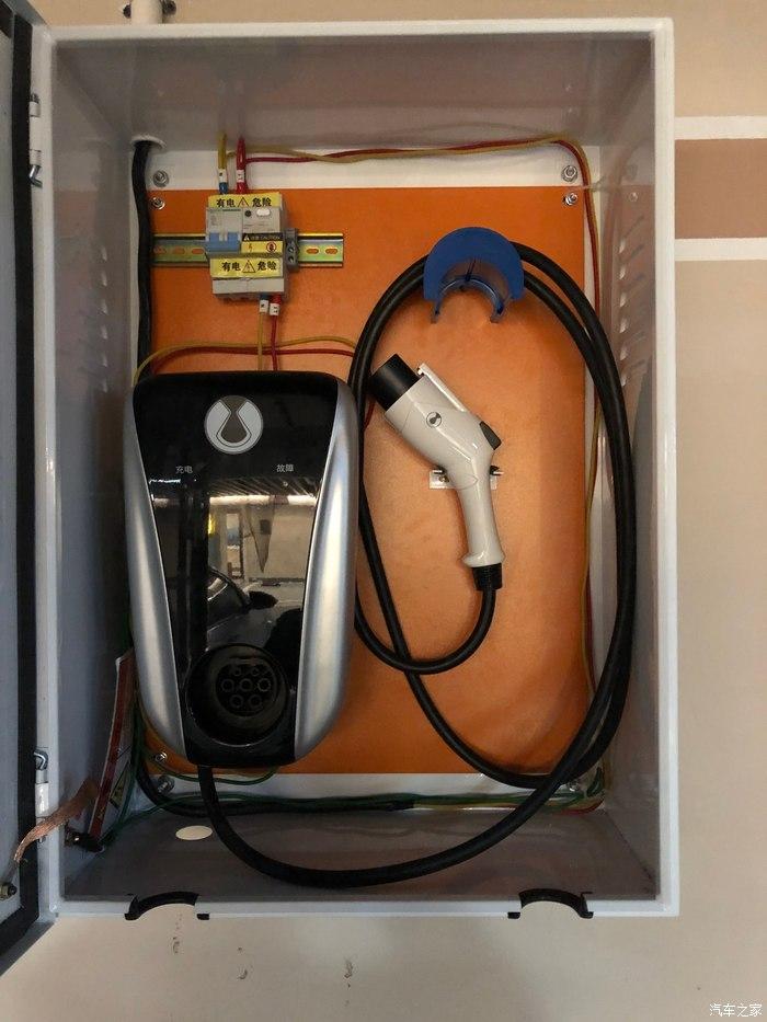 电线是他的安装完毕这是我在网上看到别的车主安装在地面上的充电桩