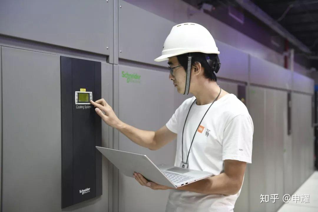 小米在樓層數據中心(配電間)採用了大量的施耐德電氣smart-ups surt