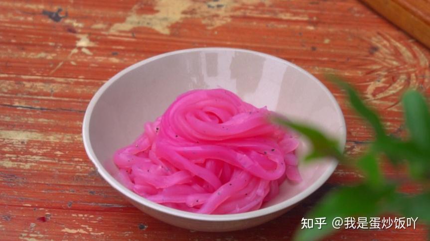 冰凉爽滑的火龙果凉粉吃起来杠杠的