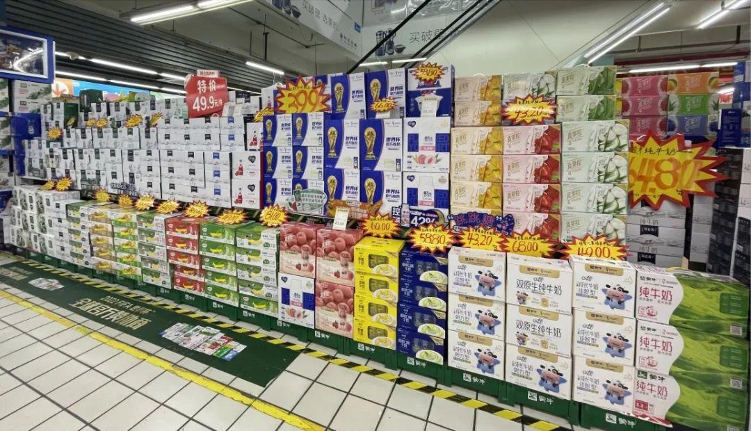 图/超市的乳品促销专区,已经被纯牛奶占据"奶茶品牌的兴起对旺仔牛奶