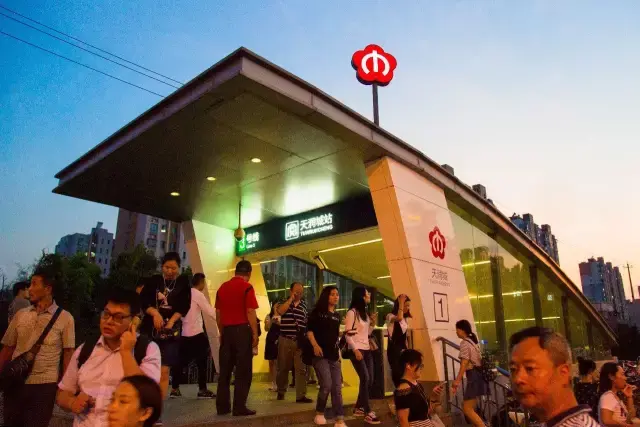 傍晚六点,天润城地铁口,人群开始往外汹涌.