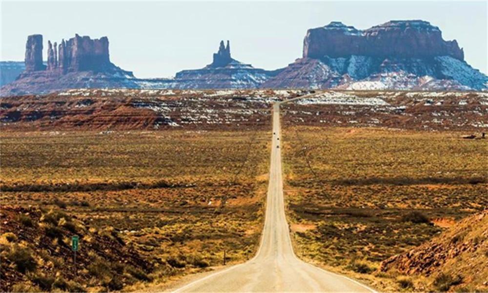 其实它是位于犹他州纪念碑谷163号公路由东向西13英里处的景象.