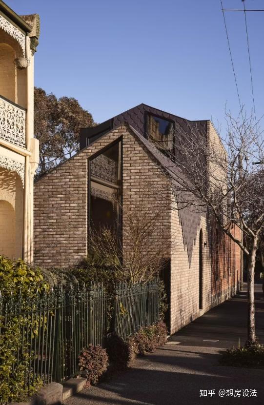 一座鼓舞人心的砖房