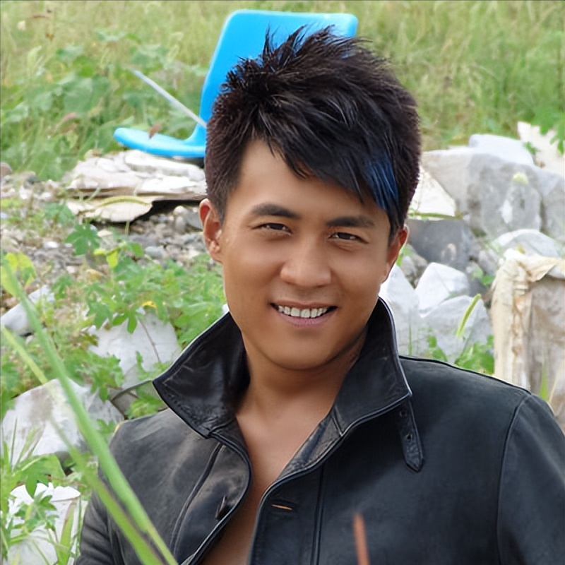 当时和聂鑫一同考入这所学校的,还有杜淳.