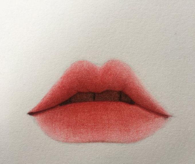 7,嘴角边用白色的彩铅画上高光,让嘴唇更好看.