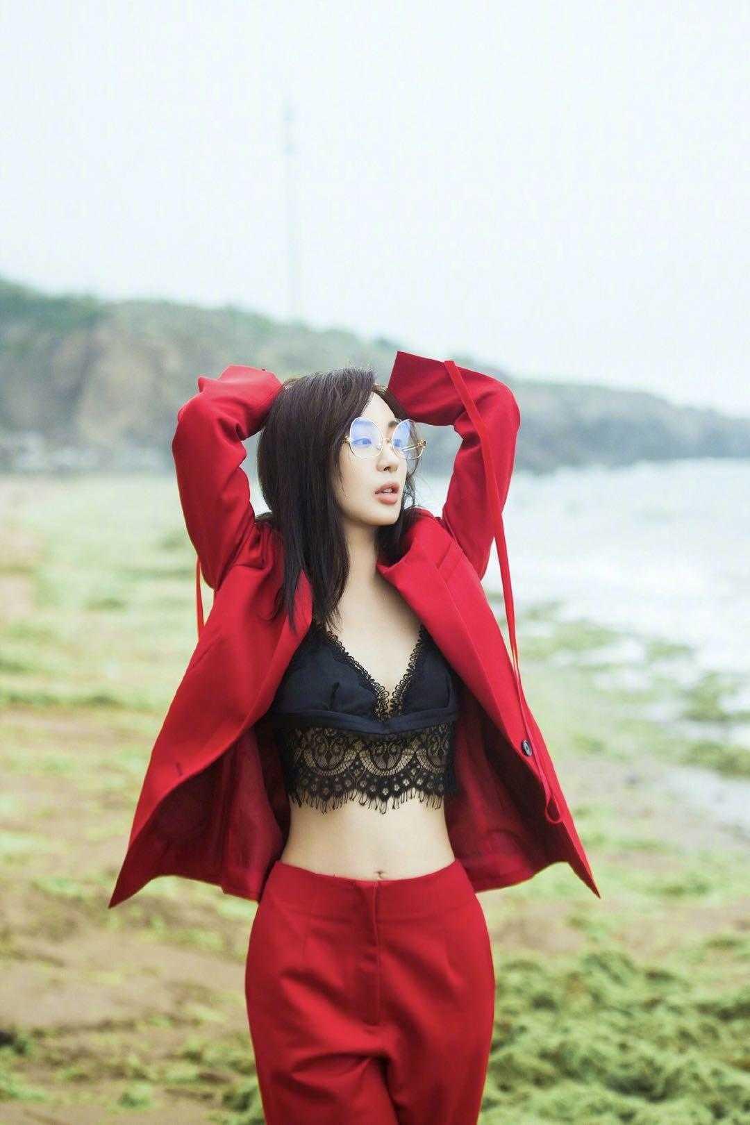 李菲儿参加女团后更放得开红色西装里面只穿蕾丝内衣气质惊艳