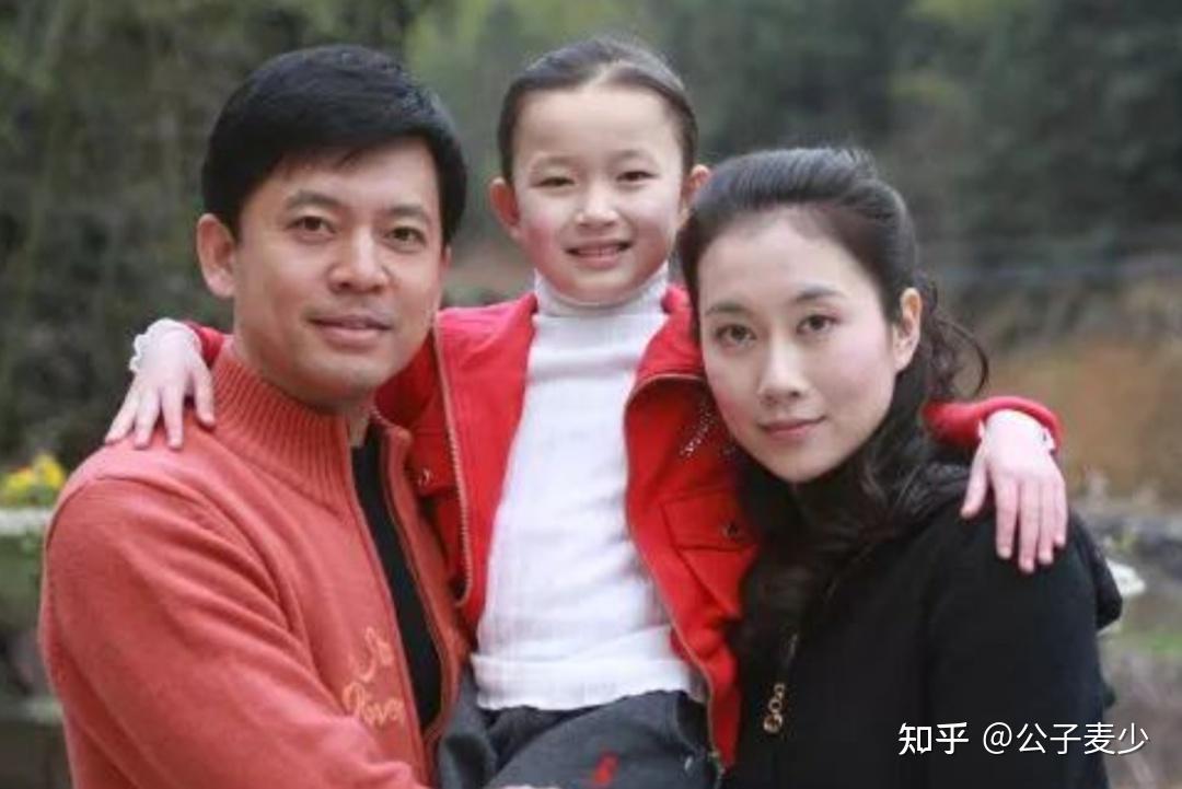 但还没等他成名,范雨就怀孕生下了女儿"何雨果",为了纪念两人的爱情