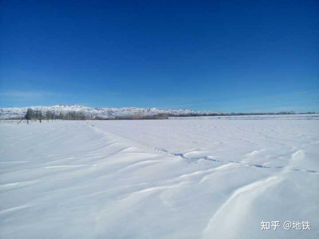 好一个清朗玄界只等风止雪停风吼白帜彤云翻幡戈壁扬雪衣大漠飞雪氅