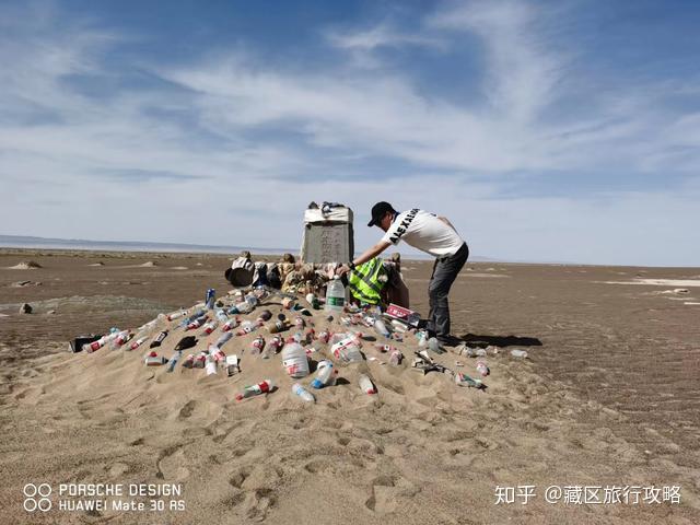 如今彭加木同志失踪纪念碑纪念碑前,摆满了各式饮品和饮水器具:茅台